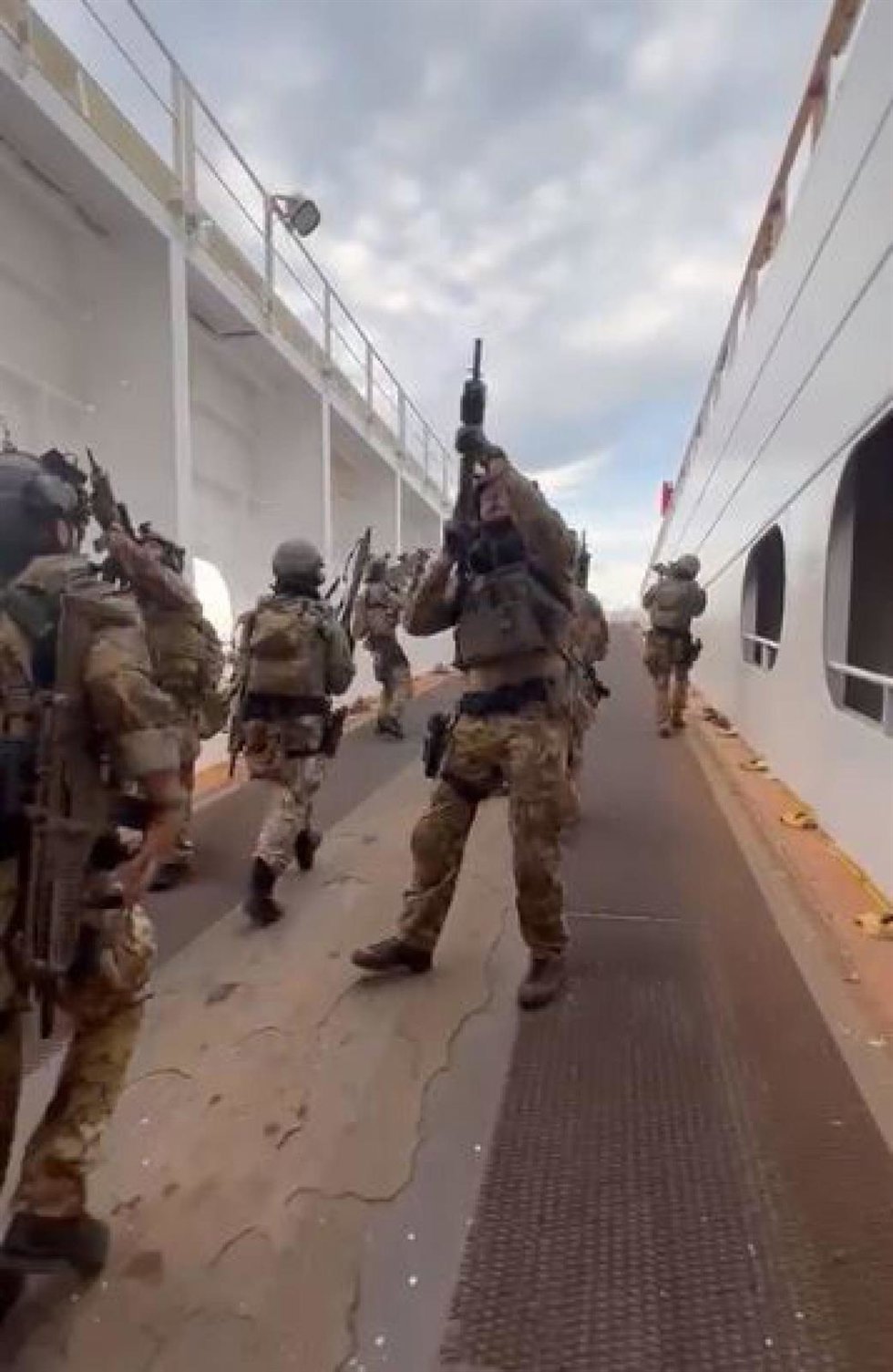 Fuerzas especiales italianas asumen el control del barco 'Galata Sideways'.