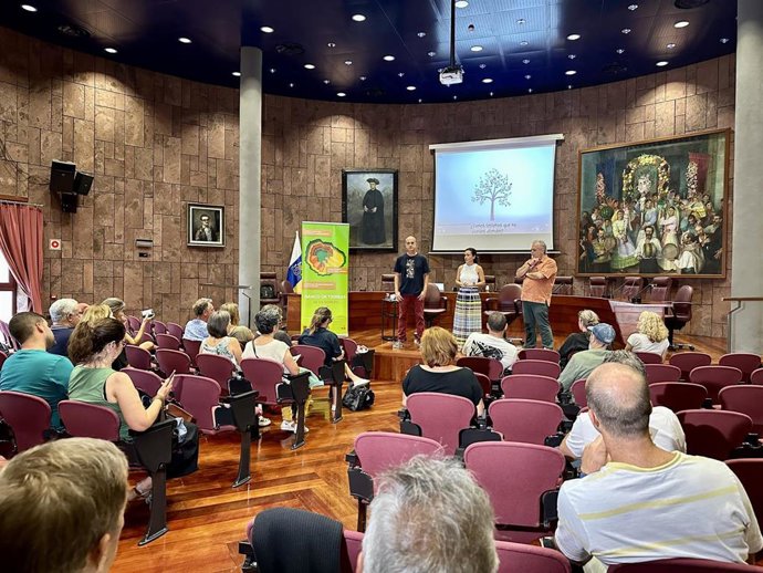El presidente del Cabildo de La Gomera, Casimiro Curbelo, interviene en la presentación del primer Banco Insular de Tierras ante las entidades locales y representantes del sector primario de la isla