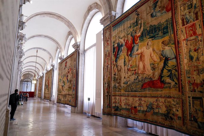Archivo - 'La lapidación de San Esteban', uno de los tapices que forman parte de la exposición temporal de Patrimonio Nacional Rafael en Palacio. Tapices para Felipe II, en la Galería del Palacio Real de Madrid (España), a 2 de diciembre de 2020. 