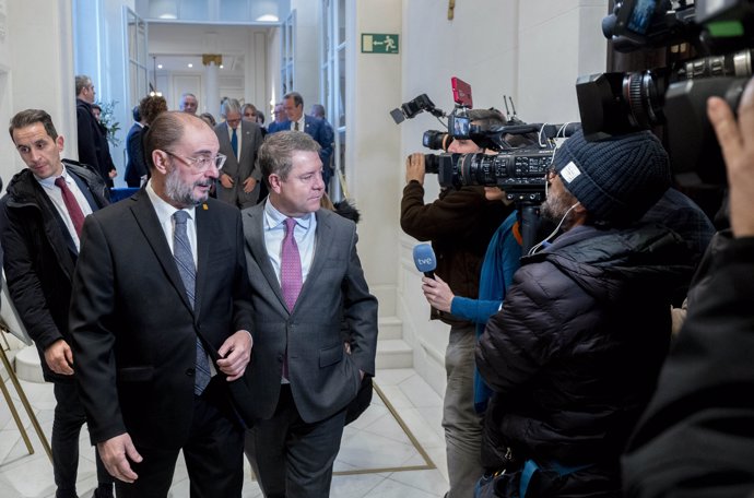 El presidente de Aragón, Javier Lambán (i), y el presidente de Castilla-La Mancha, Emiliano García-Page (d)