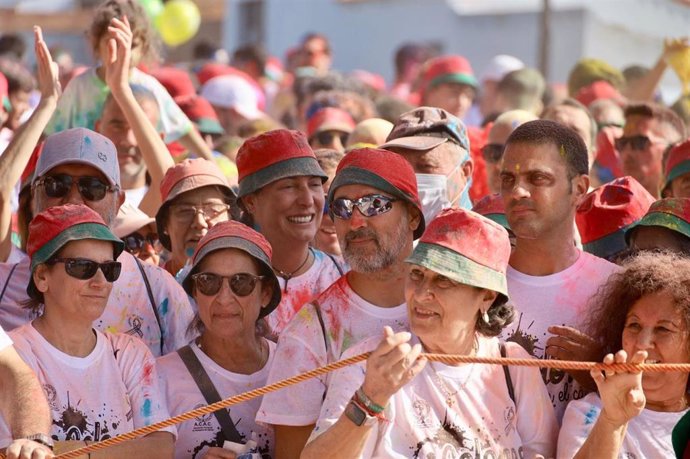 La consejera de Igualdad, Loles López, en la carrera solidaria Colores contra el cáncer de Valverde del Camino.