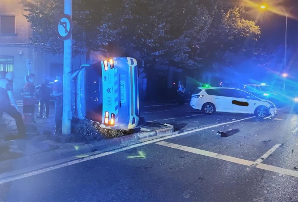 Imagen del vehículo policial y el taxi implicados en el accidente.