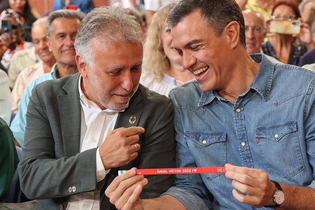 Archivo - El secretario general del PSOE Canarias y presidente del Gobierno de Canarias y candidato a la reelección, Ángel Víctor Torres (i), y el secretario general del PSOE y presidente del Gobierno, Pedro Sánchez (d), durante el acto de presentación de