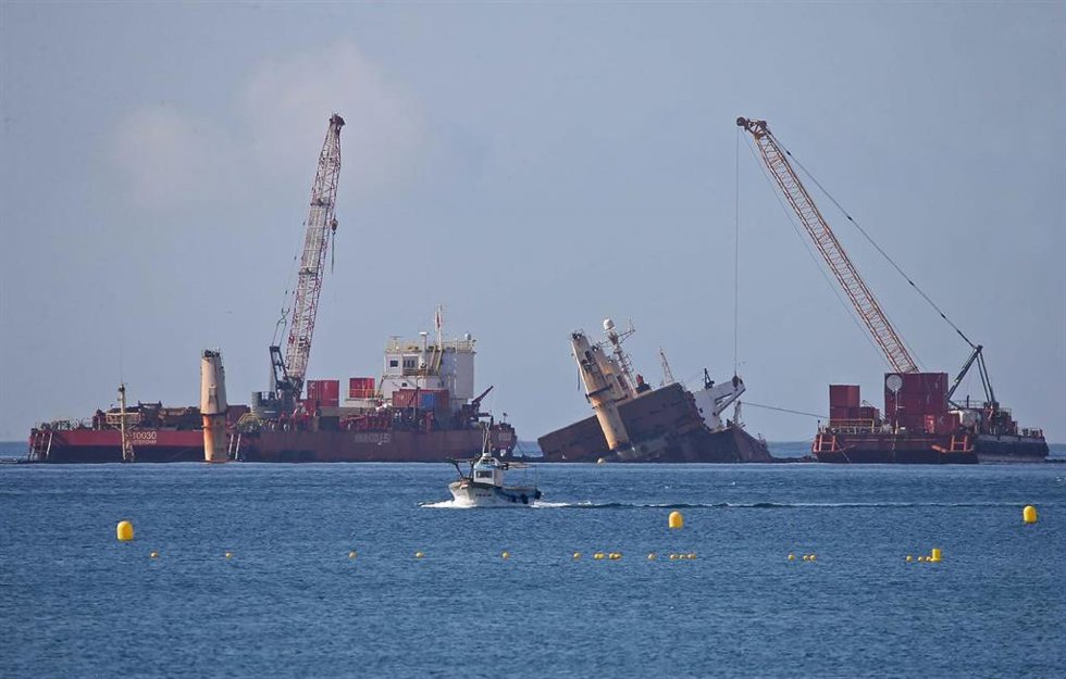 Comienzo del izado del casco del OS35