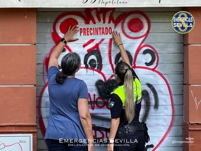 Precintado un establecimiento en la Alameda de Hércules, en Sevilla.