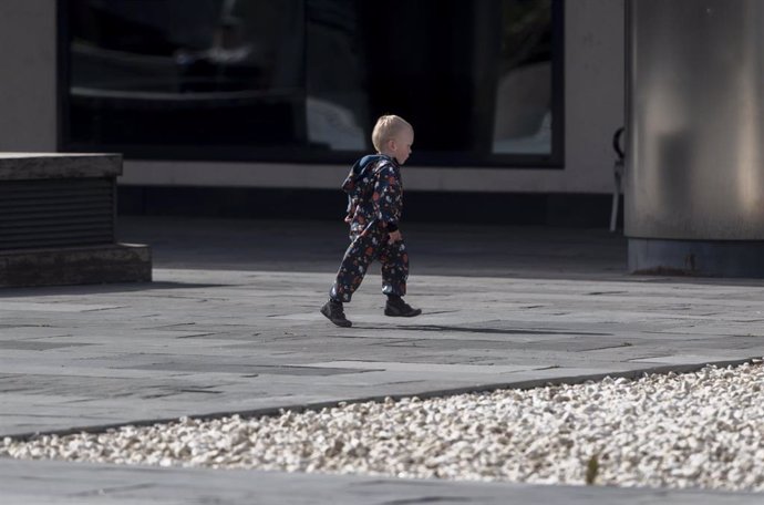 Archivo - Un niño corriendo.