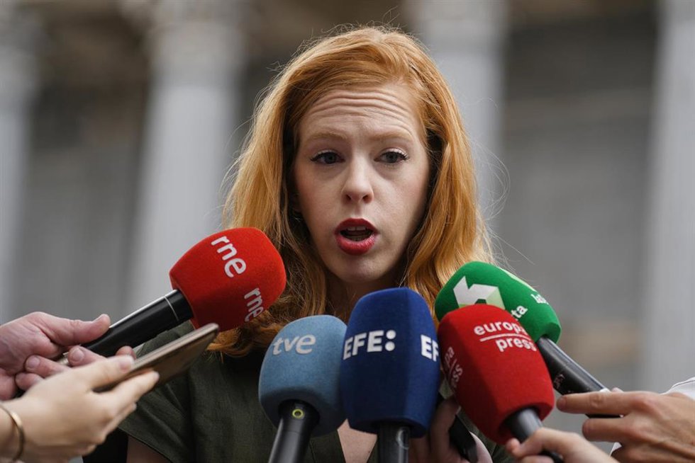 La  secretaria de Organización de Podemos, Lilith Verstrynge, ofrece declaraciones a la prensa tras acordar ayer su partido una coalición electoral de izquierda para las próximas elecciones generales, en la Plaza de las Cortes, a 10 de junio de 2023, en