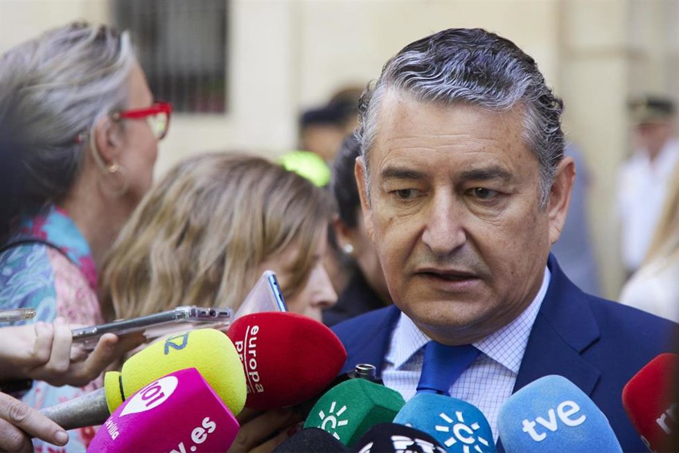 El consejero de Presidencia, Interior, Diálogo Social y Simplificación Administrativa de la Junta de Andalucía, Antonio Sanz, atiende a los medios en una imagen de archivo