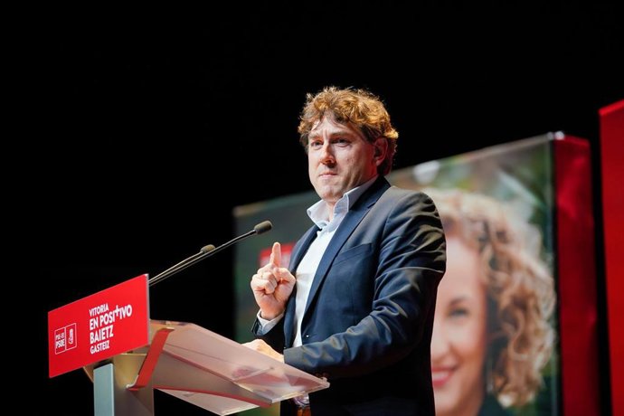El secretario general del PSE-EE, Eneko Andueza, durante el acto de inicio de campaña del PSE-EE, en la calle Alberto Schomme, a 11 de mayo de 2023, en Vitoria-Gasteiz, Álava, País Vasco (España). 