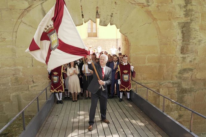 Archivo - El alcalde de Logroño, Pablo Hermoso de Mendoza, da el tercer banderazo en la Puerta del Revellín durante la procesión del patrón de Logroño, San Bernabé, a 11 de junio de 2022, en Logroño, La Rioja (España)