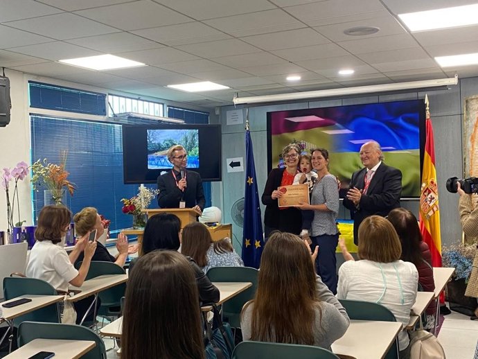 Mujeres ucranianas reciben un diploma por superar un curso de español