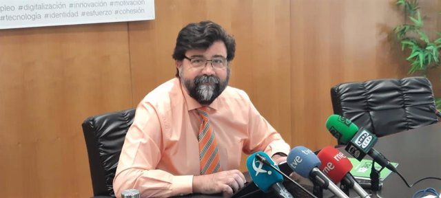 El secretario general de la Creex, Javier Peinado, en rueda de prensa en Badajoz