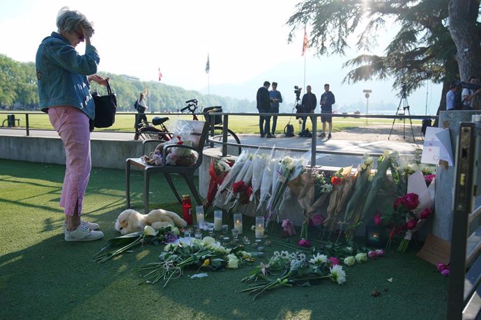 Flores y peluches en el parque de Annecy, Francia, donde han sido apuñalados cuatro menores