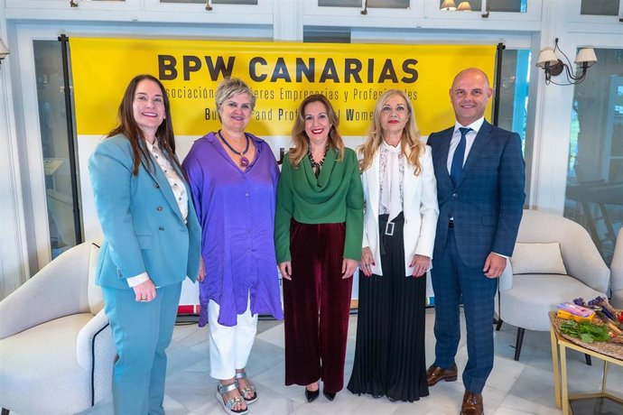 Rosa Dávila, en el centro, asiste al Encuentro Networking y Liderazgo organizado por BPW Canarias
