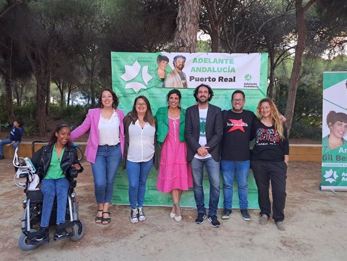 Teresa Rodríguez, en el centro de la imagen, en un acto de campaña con motivo del 28M.