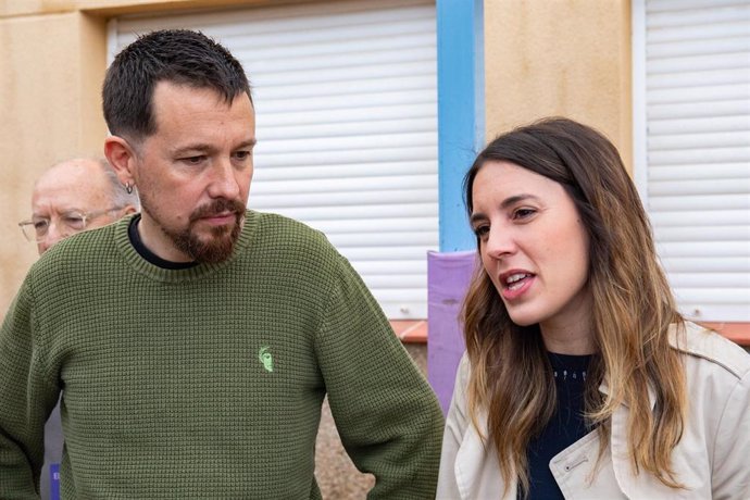 La ministra de Igualdad y secretaria de Acción de Gobierno de Podemos, Irene Montero y el exvicepresidente segundo del Gobierno y exlíder de Podemos Pablo Iglesias, ejercen su derecho al voto en el Colegio Público La Navata..