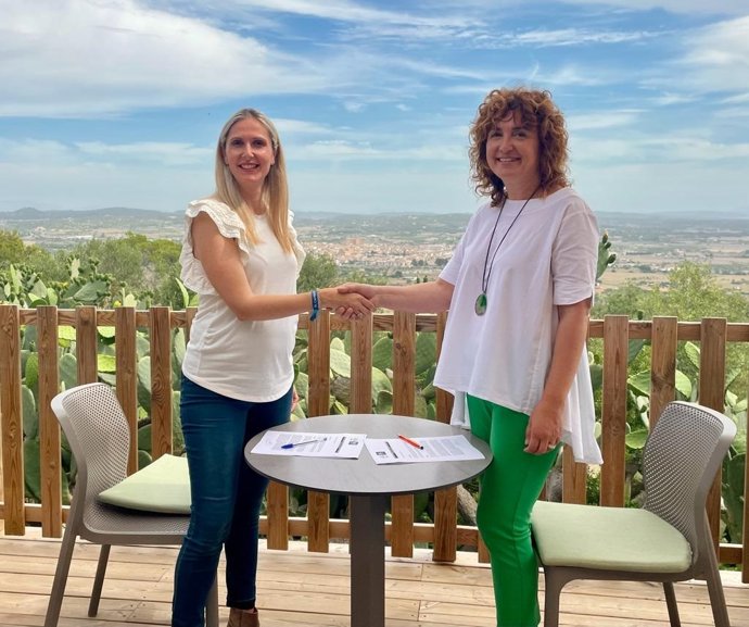 La actual alcaldesa, Xisca Mora, y la cabeza de lista de los 'populares', Maria Agns Sampol, llegan a un acuerdo de gobernabilidad para los próximos cuatro años en Porreres