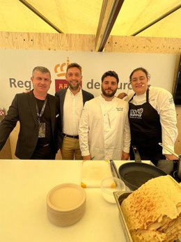 El director del Itrem, Juan Francisco Martínez (2i), y el sumiller y formador del CCT, Antonio Chacón, junto a los chefs de la Región, María Crespo y Miguel Ángel Albadalejo