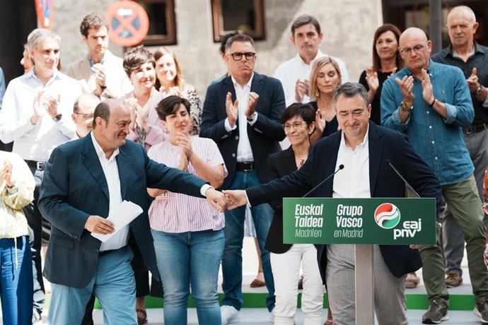 Andoni Ortuzar y Aitor Esteban con los candidatos del PNV a las elecciones generales del 23 de julio.