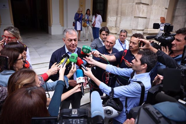 El alcalde electo de Sevilla, José Luis Sanz, atendiendo a los medios tras votar el pasado 28 de mayo en el Ayuntamiento de Sevilla. 