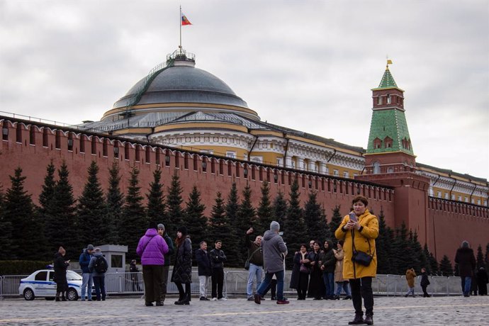 Archivo - March 22, 2023, Moscow, Russia: People walk on the Red Square next to the Kremlin wall.