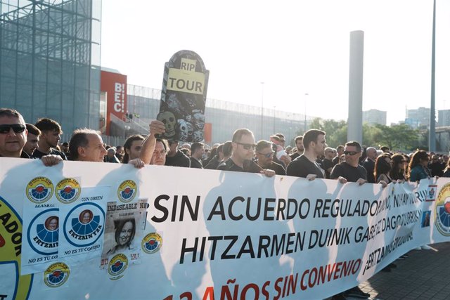 Un grupo de ertzaintzas vestidos de luto protestan ante la entrada de Bilbao Exhibition Centre (BEC) 