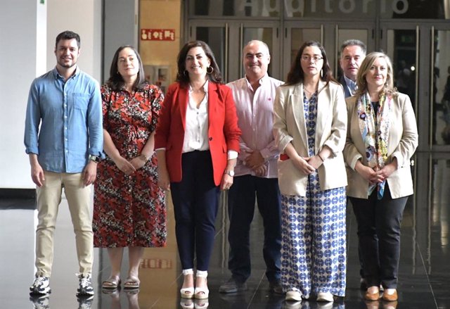 Concha Andreu posa junto al equipo socialista riojano para encabezar el Congreso y el Senado en las elecciones del 23J