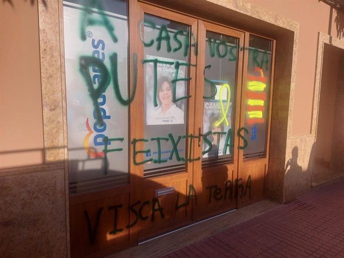 Pintadas vandálicas en la sede del PP de Ciutadella