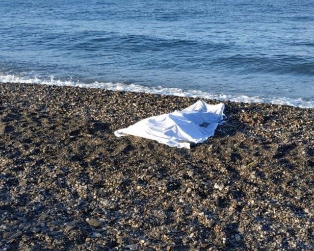 El cuerpo sin vida de uno de los migrantes ahogados intentando llegar al litoral de Adra (Almería).