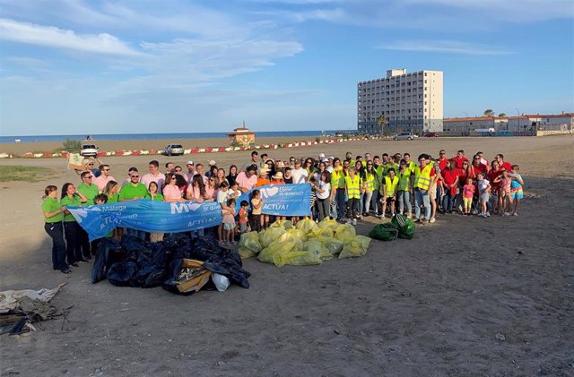 Limpieza de basura en la playa de Sacaba