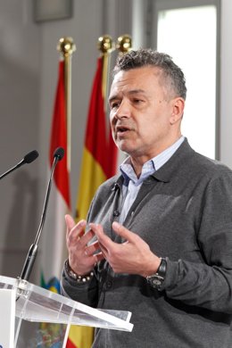 Archivo - El futuro alcalde de Logroño , Conrado Escobar, en un acto del PP