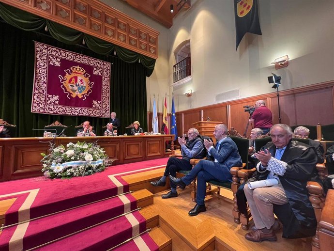 Asamblea de la Irmandade Xurídica, con Camilo Nogueira y Carlos Varela como homenajeados