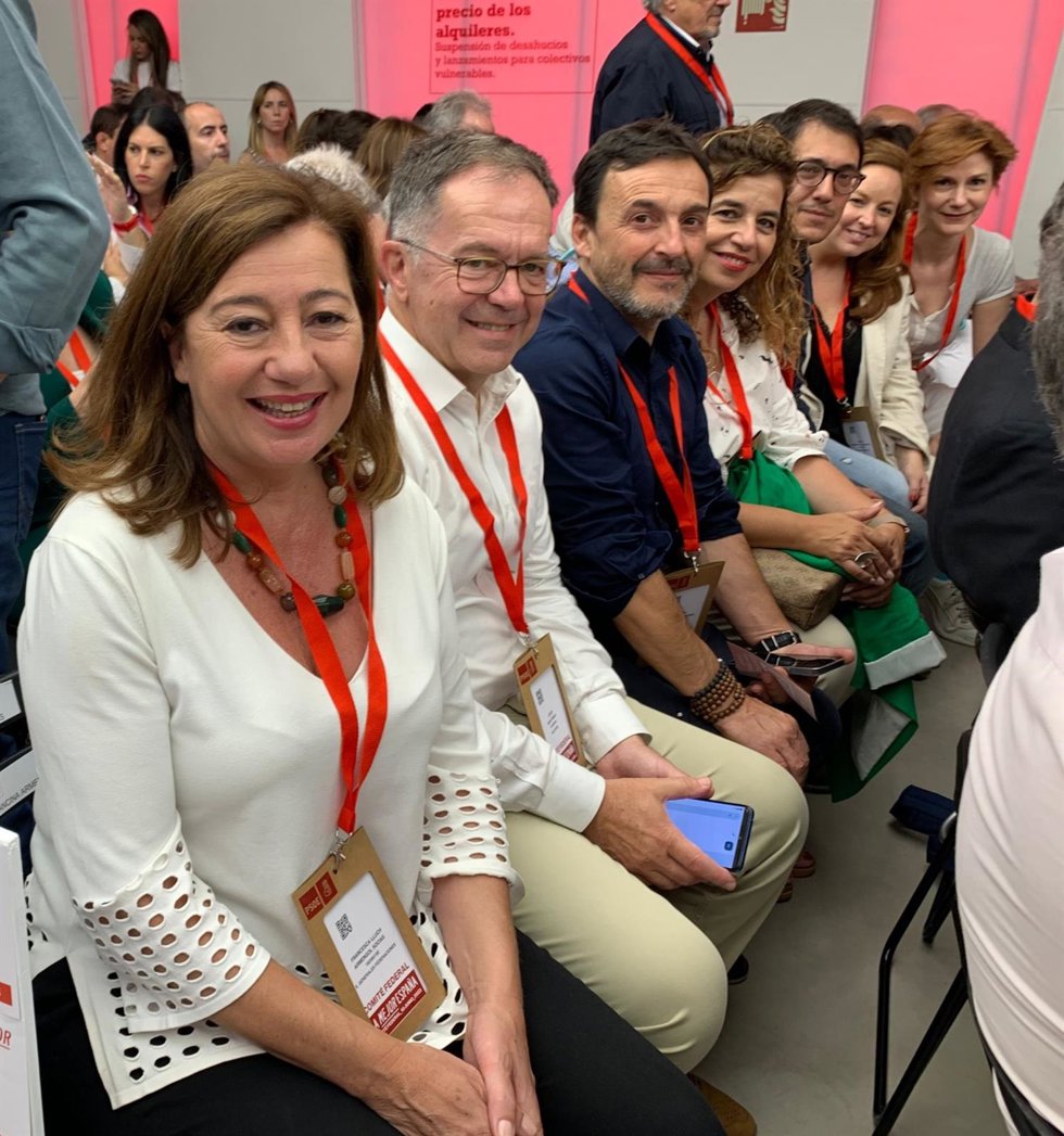 El secretario general de la FSE-PSOE, Josep Marí 'Agustinet', junto a la secretaria general del PSIB-PSOE y candidata socialista al Congreso por Baleares, Francina Armengol, y otros miembros de la delegación balear en el Comité Federal del PSOE.