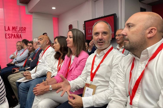 Cargos do PSOE, entre eles o secretario de Organización do PSdeG, José Manuel Lage Tuñas, no comité federal  para a aprobación de listas electorais