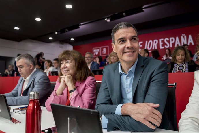 (I-D) El secretario de Organización del Partido Socialista, Santos Cerdán; la vicepresidenta primera del Senado y presidenta del PSOE, Cristina Narbona; el presidente del Gobierno y secretario general del PSOE, Pedro Sánchez, al inicio de la reunión del