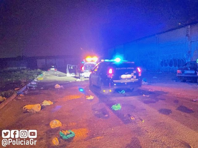 La Policía Local de Granada, en el momento de desalojar una botellona con cerca de 300 personas en las inmediaciones del barrio de Bobadilla.