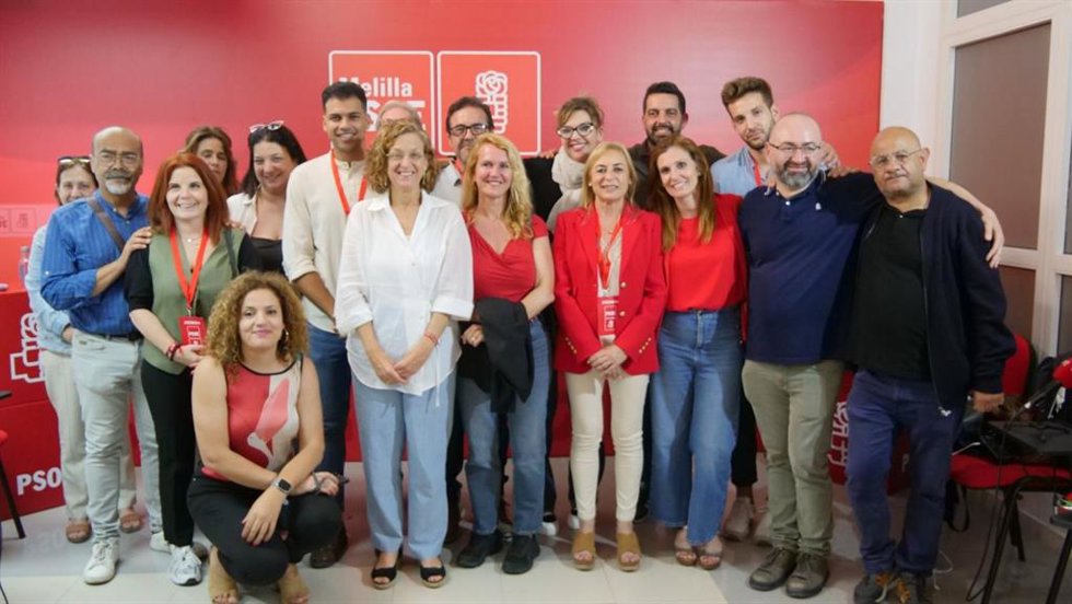 Gloria Rojas, en el centro de la imagen, con compañeros de candidatura el 28M y del PSOE de Melilla