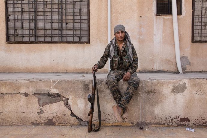 Archivo - July 7, 2017 - Raqqa, Rojava, Syria - July 2017 - Syria / ROJAVA (Syrian North) / Raqqa West / Frontline / Main base / An Arab soldier from Raqqa of the FDS (Syrian Democratic Forces) is installed on a small wall of the great base.