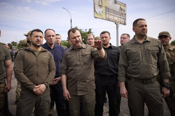 June 8, 2023, Mykolaiv, Mykolaiv Oblast, Ukraine: Ukrainian President Volodymyr Zelenskyy, left, listens to Internal Affairs Minister Ihor Klymenko, center, descriu the situation after the sabotaged Kakhovka hydroelectric power plant dam flooded the regi