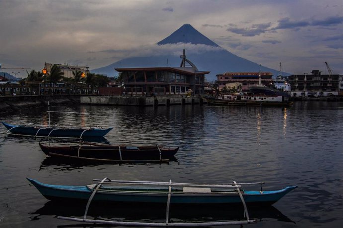 Archivo - Puerto de Legazpi, en Filipinas, con el volcán Mayón al fondo