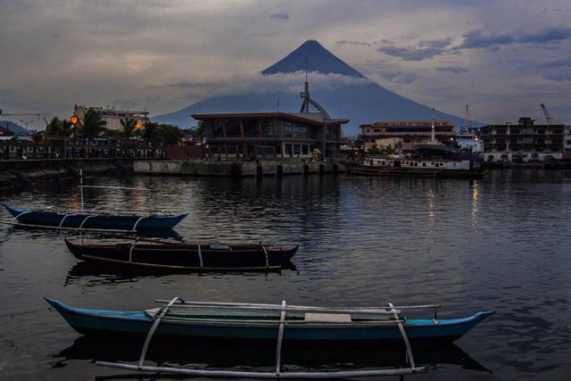 Archivo - Landscape in the port of Lagazipi, Philippines, a volcano is seen across the lake in Bicol / Eyepix Group