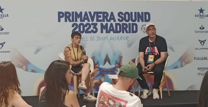 La directora del Primavera Sound en Madrid, Almudena Heredero, y el director de Comunicación, Joan Pons, en la rueda de prensa balance del festival