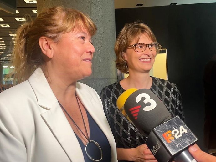 Las conselleras de la Generalitat Natlia Garriga (Cultura) y Meritxell Serret (Acción Exterios) antes de asistir al debut de la Orquestra Simfnica de Liceu en la Opéra Bastille de París (Francia) el 10 de junio de 2023