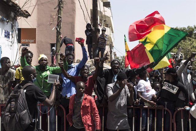 Archivo - March 8, 2021, Dakar, Dakar, Senegal: Protesters stand by close to the court building and jcelebrate the news that Sonko is set free by the court.