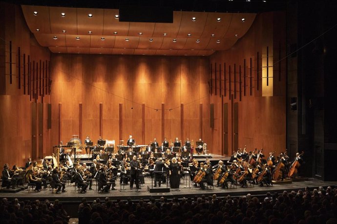 Concierto de la Orquestra Simfònica del Liceu dirigida por Josep Pons en l'Opéra Bastille de París