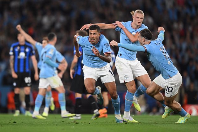 10 June 2023, Turkey, Istanbul: Manchester City Rodri (C) celebrates scoring his side's first goal with team mates during the UEFA Champions League Final soccer match between Manchester City FC and Inter Milan at the Ataturk Olympic Stadium. Photo: Robert