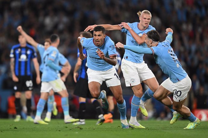 10 June 2023, Turkey, Istanbul: Manchester City Rodri (C) celebrates scoring his side's first goal with team mates during the UEFA Champions League Final soccer match between Manchester City FC and Inter Milan at the Ataturk Olympic Stadium. Photo: Robe