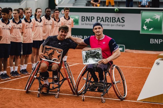 Martín de la Puente (izda) y Gustavo Fernández con sus trofeos de subcampeones de dobles en Roland Garros 2023