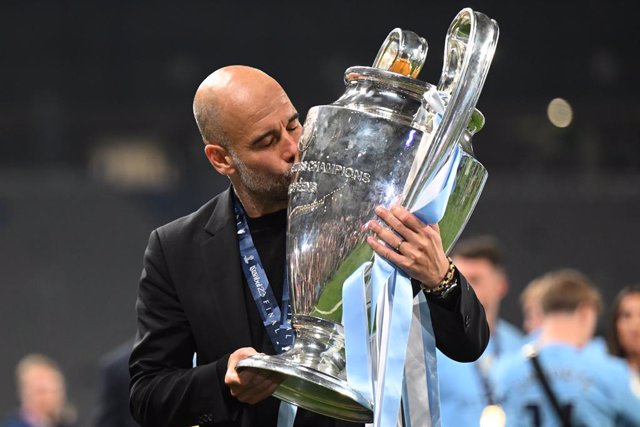 10 June 2023, Turkey, Istanbul: Manchester City manager Pep Guardiola kisses the trophy following victory over Inter Milan in the UEFA Champions League Final soccer match at the Ataturk Olympic Stadium. Photo: Robert Michael/dpa