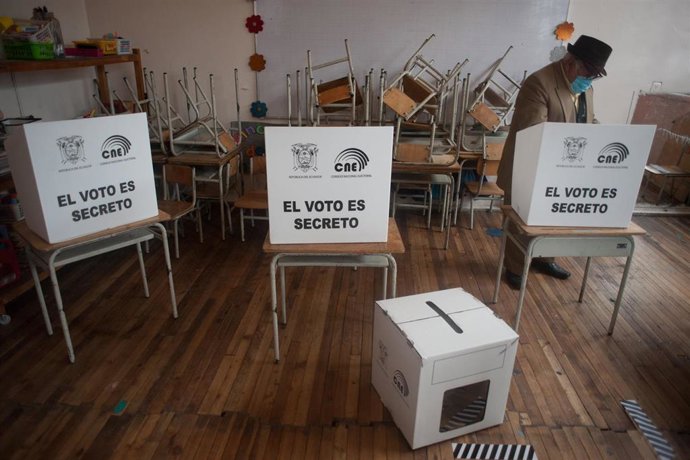 Archivo - Imagen de archivo de urnas electorales en Ecuador